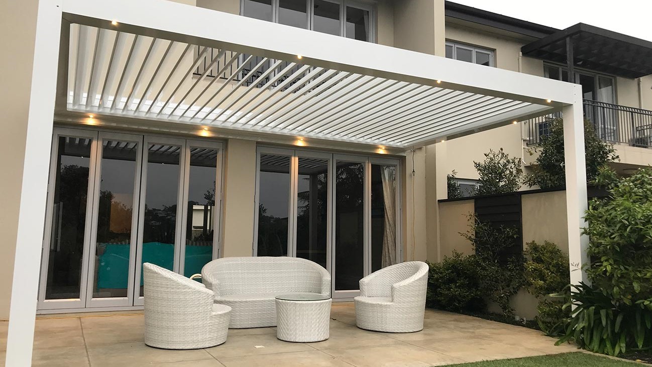 Gutter-Integrated Louvre Roof